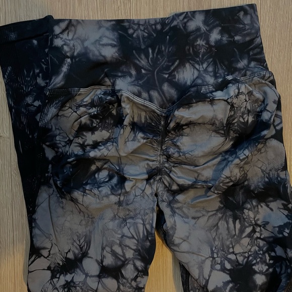 Tie-dye scrunch butt leggings - Picture 2 of 3
